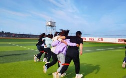 三人四足如何配合默契不摔倒？