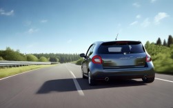 直线行驶总跑偏？2025最新技巧教你一把稳！