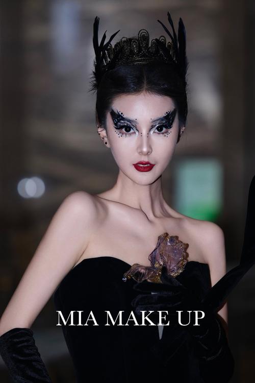 黑创意妆，暗黑系妆容如何惊艳日常？-图1