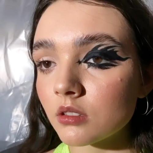 黑创意妆，暗黑系妆容如何惊艳日常？-图2