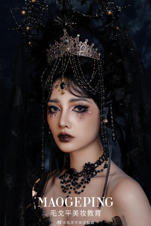 黑创意妆，暗黑系妆容如何惊艳日常？-图3