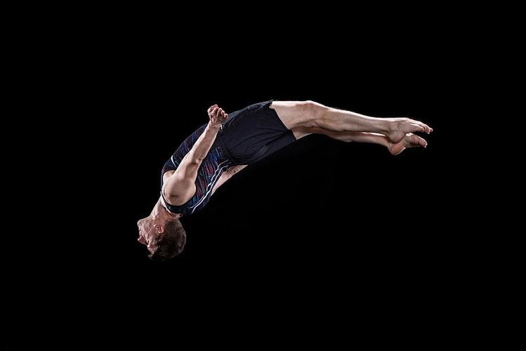 男生侧空翻技巧该怎么练才能学会？-图2