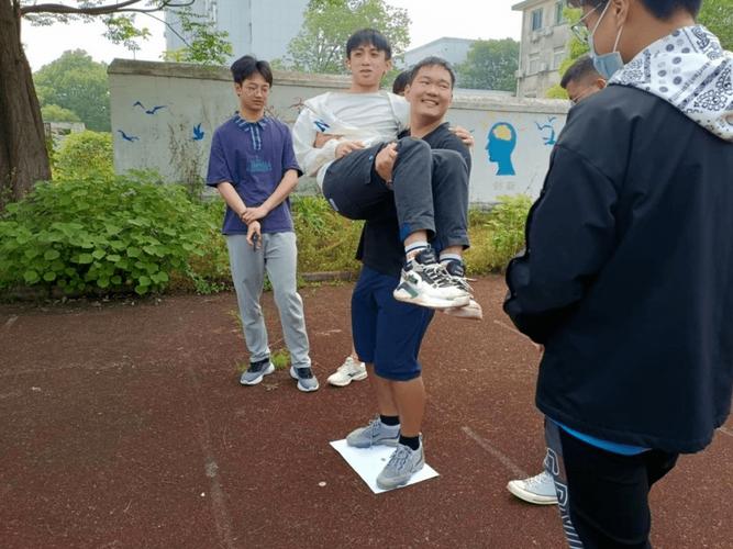 报纸上站人技巧-图1