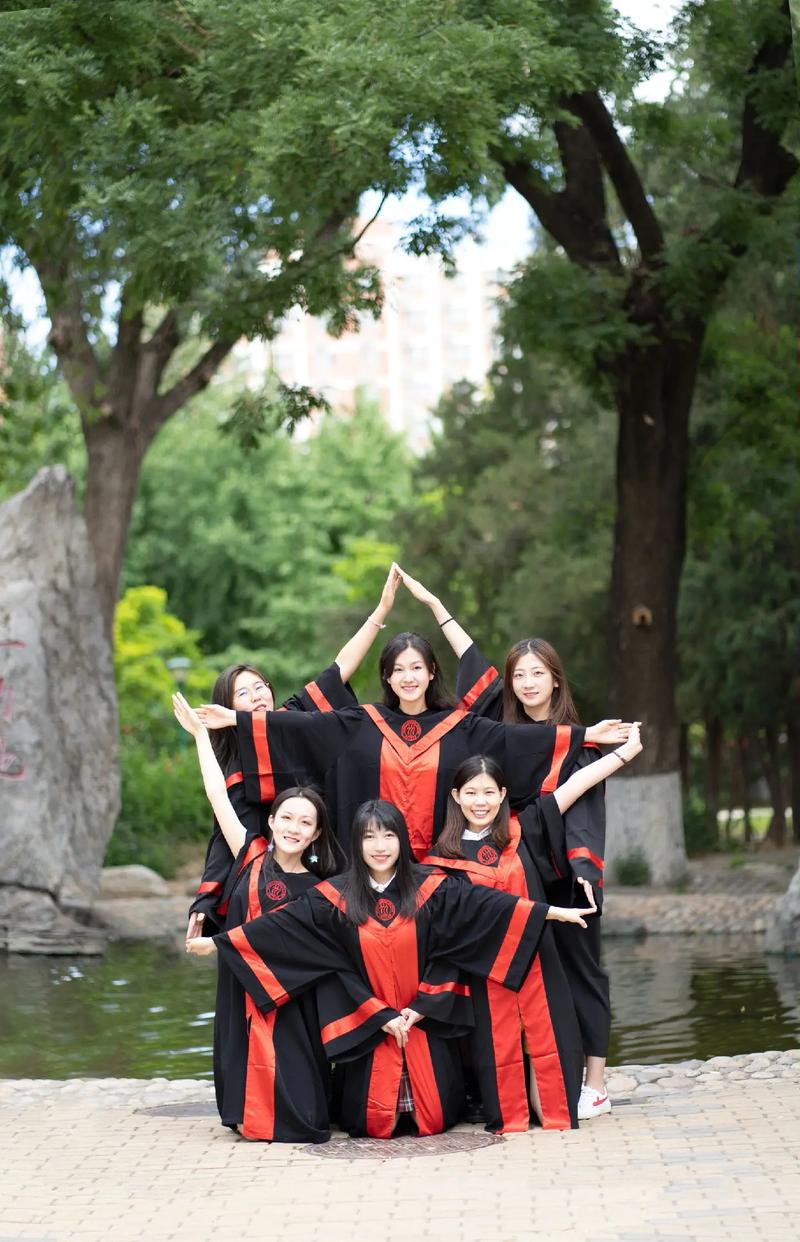 6个人创意队形图片-图1