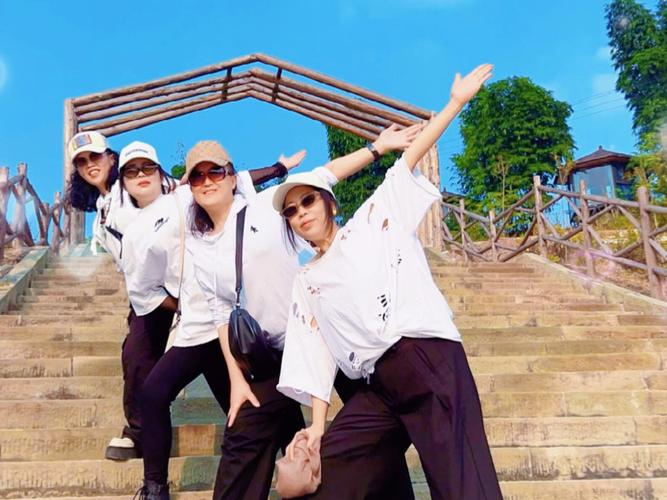 四人合影有哪些不重样新姿势？-图1