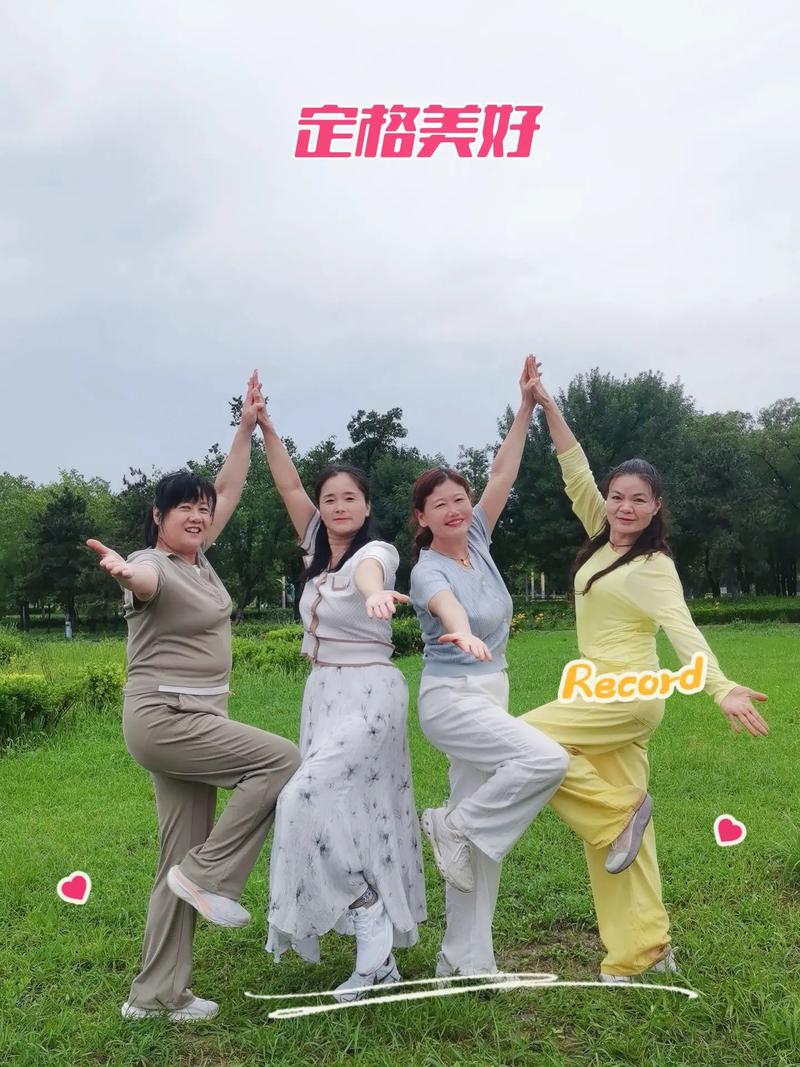 四人合影有哪些不重样新姿势？-图2