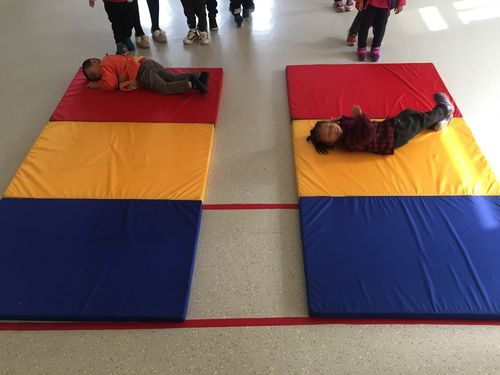 幼儿侧滚翻技巧该如何正确教学？-图1