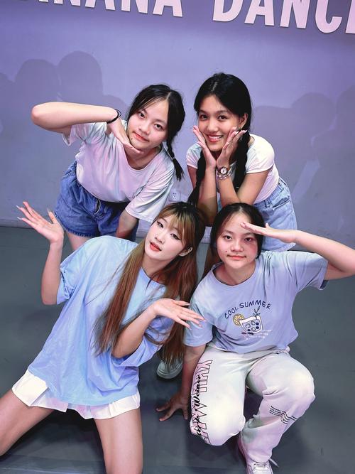 四人合照创意姿势照片有哪些？-图1