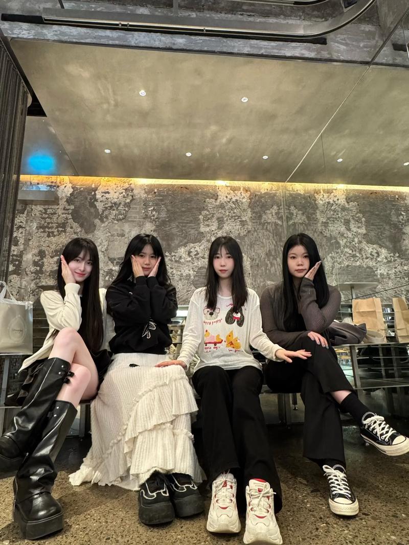 四人合照创意姿势照片有哪些？-图3