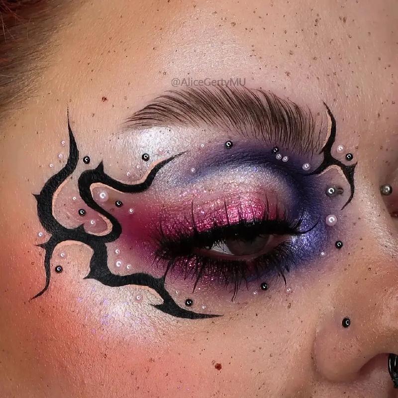 如何打造惊艳创意眼妆？这些独特灵感图片助你解锁百变风格！-图1