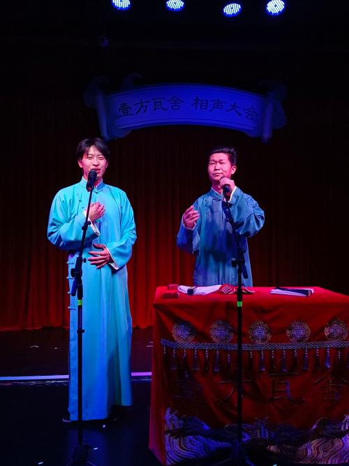 相声配合技巧有哪些？搭档间如何通过节奏把控、语言呼应与默契互动提升表演效果？-图1