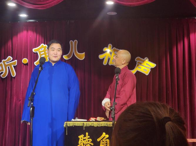 相声配合技巧有哪些？搭档间如何通过节奏把控、语言呼应与默契互动提升表演效果？-图2