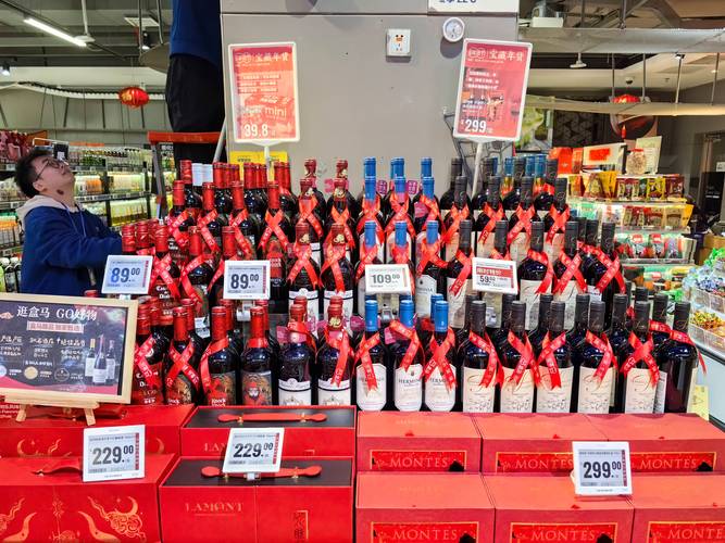 红酒堆头创意陈列图片，红酒堆头创意陈列图片大全-图1