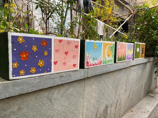 泡沫箱创意画中，东晟二字图标应放置在画面视觉中心还是边缘才能突出主题美感？-图1