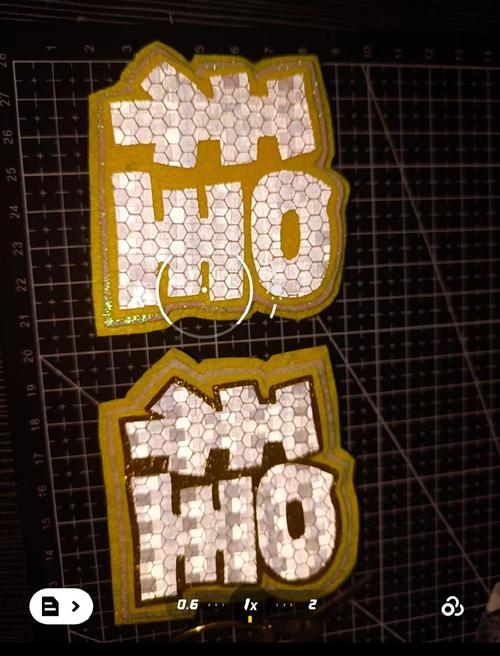 泡沫箱创意画中，东晟二字图标应放置在画面视觉中心还是边缘才能突出主题美感？-图3