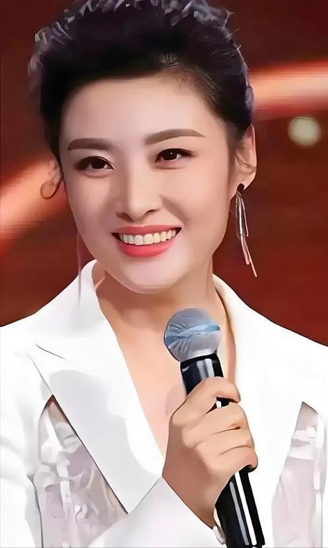 掌握主持眼神技巧的关键，如何通过眼神交流提升现场感染力与互动效果？-图2