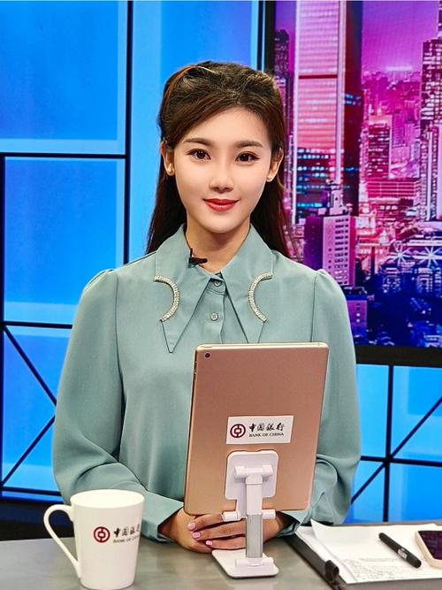 掌握主持眼神技巧的关键，如何通过眼神交流提升现场感染力与互动效果？-图1