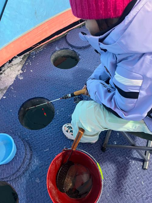 冬季拉拉钓技巧，冬季拉饵钓鱼视频-图2