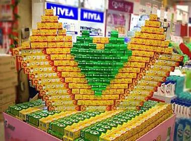 花样堆头陈列,创意如何抓眼球?-图2 花样堆头陈列,创意如何抓眼球?-图2