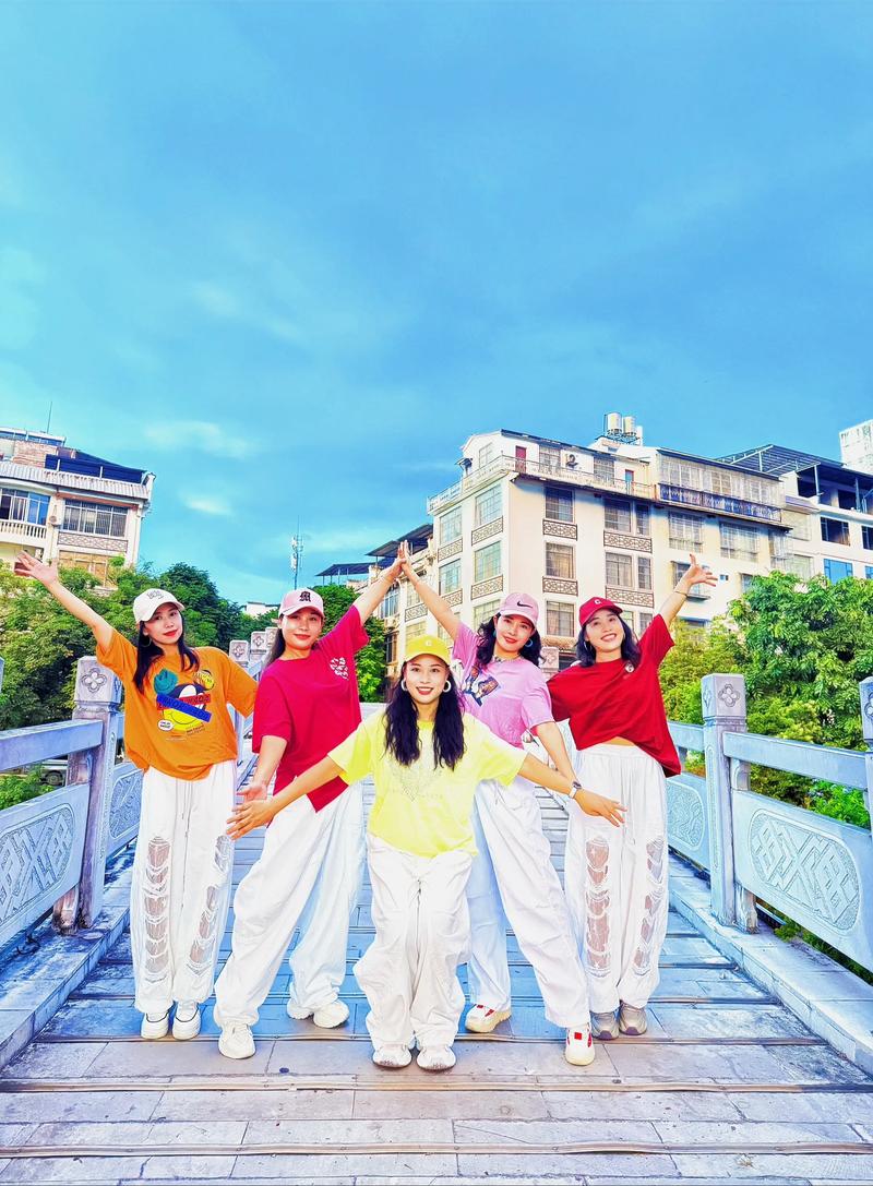 5人毕业照怎么拍出创意记忆?-图3 5人毕业照怎么拍出创意记忆?-图3