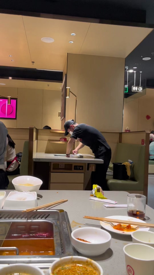 服务员收桌有哪些高效技巧？-图2