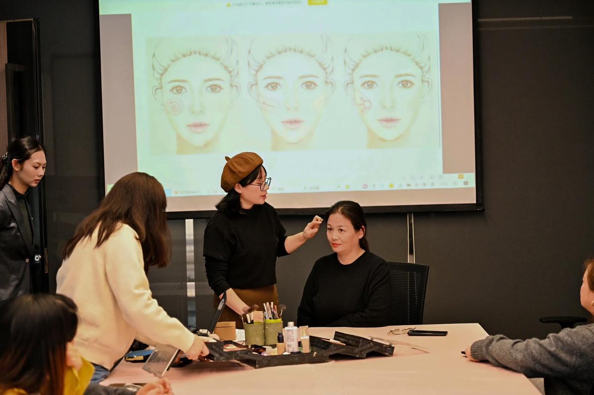 职业白领化妆技巧有哪些实用要点?-图3 职业白领化妆技巧有哪些实用要点?-图3