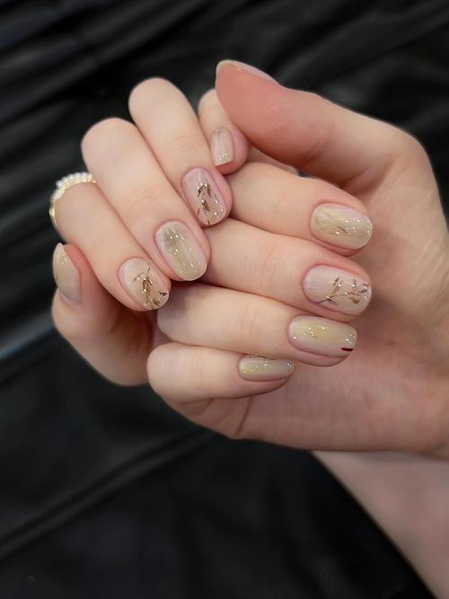 创意美甲简单？新手也能快速上手吗？-图3