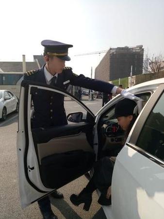 开车门技巧礼仪-图2